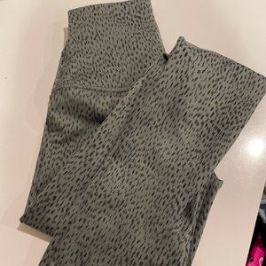 Lululemon wunder under leggings.